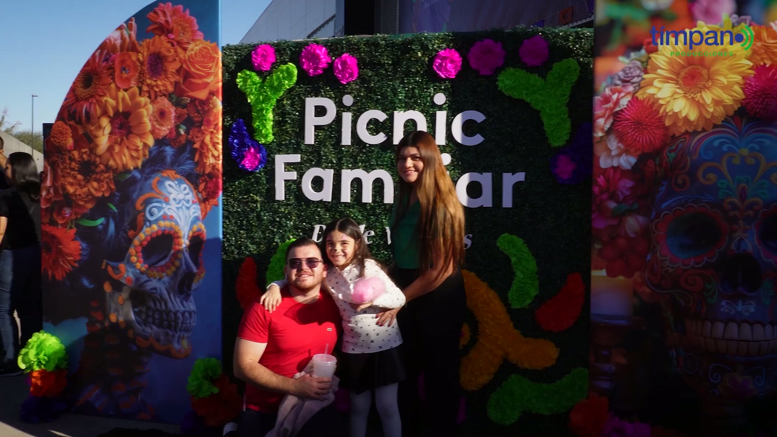Una familia disfruta un momento compartido durante el picnic familiar de Intuitive